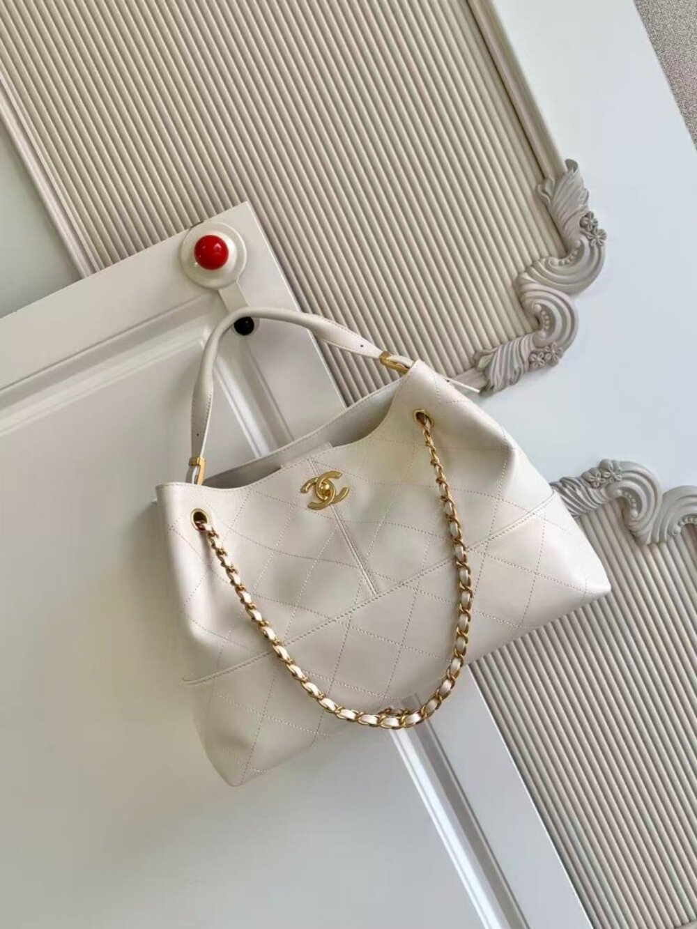 Classic Chanel Bag: A Stylish and Versatile Choice for Elegance
